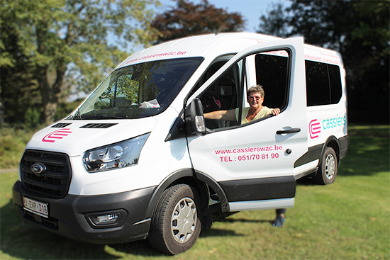 Chauffeur in witte bedrijfsbus van dagverzorging centrum Het Kloosterhof