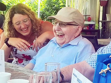 Hartverwarmend moment tussen een begeleidster en bezoeker in dienstencentrum De Klaproos